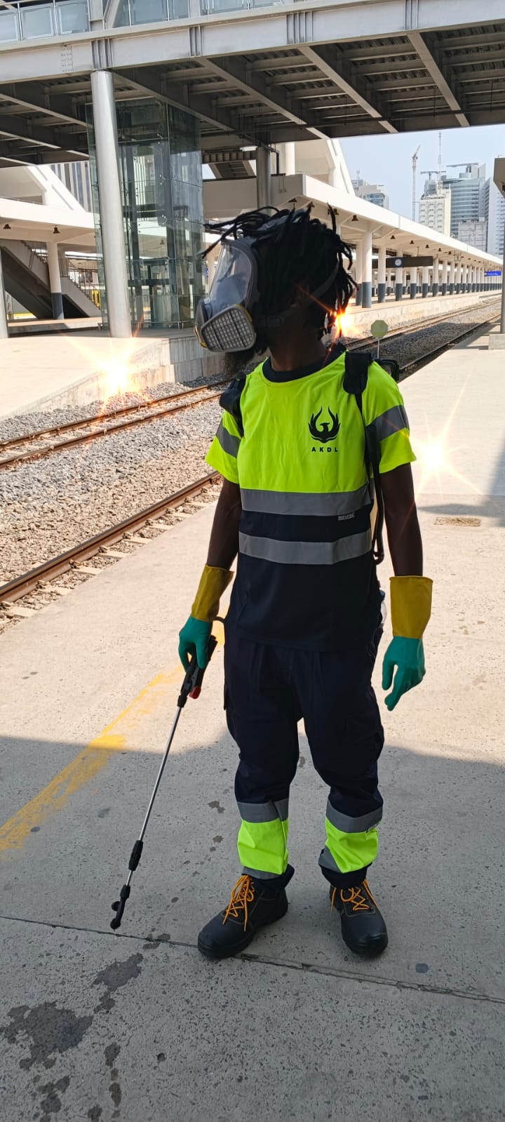 Técnico da AKDL com máscara facial completa e lança de pulverização pronto para desinfestação