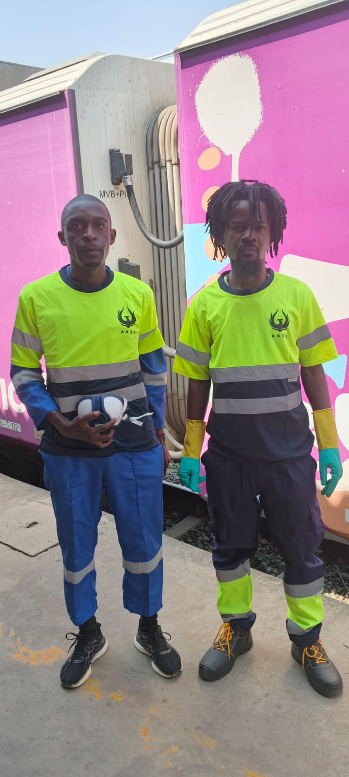 Equipa da AKDL fardada com equipamento de proteção individual antes de um serviço de higienização